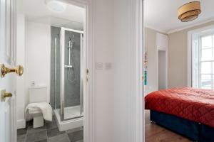 Koupelna v ubytování Stylish 2-Bed Apartment by Torquay Harbour + 48 fotografií