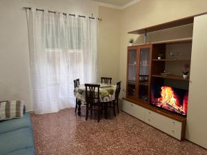 ein Esszimmer mit einem Tisch und einem Fernseher in einem Zimmer in der Unterkunft Appartamento nel centro di Cassino in Cassino
