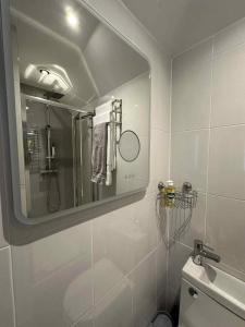 Vannituba majutusasutuses Brain Properties Limited - Contractor and Leisure Stay 4 Bedroom all ensuite house with Parking