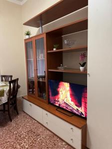 ein Unterhaltungszentrum mit einem Aquarium darin in der Unterkunft Appartamento nel centro di Cassino in Cassino