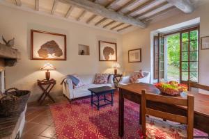 a living room with a couch and a table at Casa di Lilli in Vivo dʼOrcia