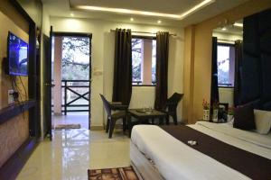 a hotel room with a bed and a table and chairs at Khalsa Lake View Resort in Jāmb