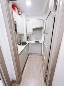 Una cocina o kitchenette en Spacious Studio In The Heart of Ealing Broadway