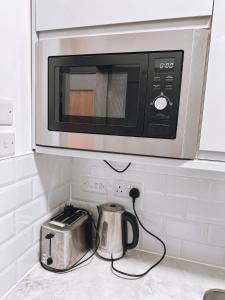 Una cocina o kitchenette en Spacious Studio In The Heart of Ealing Broadway 14 fotos más