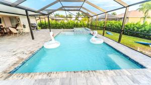 Πισίνα στο ή κοντά στο Unwind in Paradise