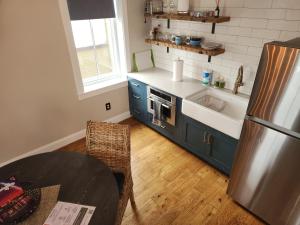 een keuken met een wastafel, een koelkast en een tafel bij 2nd St Loft Riverview in Washington