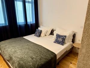 Giường trong phòng chung tại Apartments City Center- Market Bolhão