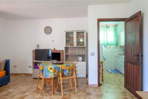 een keuken en eetkamer met een tafel en stoelen bij Mira Holiday Apartment - Chia CIN IT11101CR in Chia