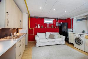 un salon avec un canapé blanc dans une cuisine dans l'établissement City Spa Haus Lörrach, à Lörrach