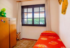 een kleine kamer met een bed en een raam bij Mira Holiday Apartment - Chia CIN IT11101CR in Chia