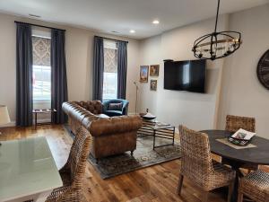 een woonkamer met een bank en een tafel bij 2nd St Loft Riverview in Washington