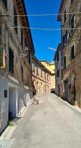 an empty street in an alley between two buildings at Borgo Marchetti in Camerano