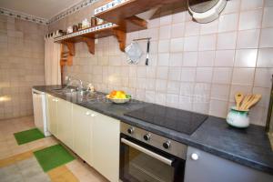 eine Küche mit Spüle und Arbeitsplatte in der Unterkunft Punta Llarga in Colònia de Sant Pere