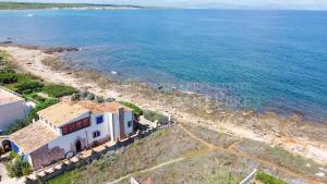 eine Luftansicht eines Hauses neben dem Meer in der Unterkunft Punta Llarga in Colònia de Sant Pere