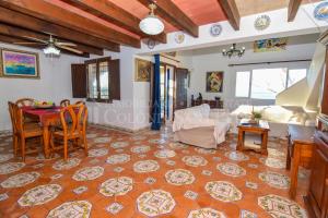 ein Wohnzimmer mit einem Essbereich und einem Tisch in der Unterkunft Punta Llarga in Colònia de Sant Pere + 39 Fotos