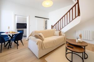 ein Wohnzimmer mit Sofa und Tisch in der Unterkunft Le Nest in La Celle-sous-Gouzon