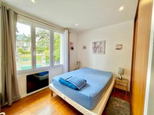 Postel nebo postele na pokoji v ubytování Appartement 6 personnes à La Gaubretière en face du Château + 43 fotografií