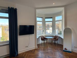 Μια τηλεόραση ή/και κέντρο ψυχαγωγίας στο Petit Chatelet Rooms