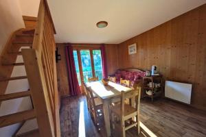 Posezení v ubytování Chalet MÖKI accès piscine sauna