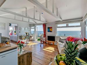 un salon avec vue sur l'océan dans l'établissement 1 Bed in Whitsand Bay 74824, à Millbrook