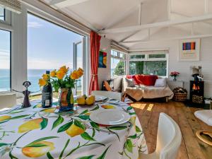 une salle à manger avec une table avec un vase de fleurs dans l'établissement 1 Bed in Whitsand Bay 74824, à Millbrook 14 autres photos