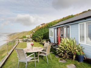 un patio avec une table et des chaises devant une maison dans l'établissement 1 Bed in Whitsand Bay 74824, à Millbrook