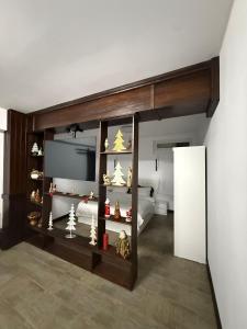 ein Zimmer mit einem Regal voller Weihnachtsschmuck in der Unterkunft Carul cu Flori in Craiova