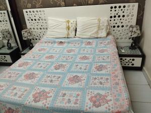 Postel nebo postele na pokoji v ubytování Marhaba2