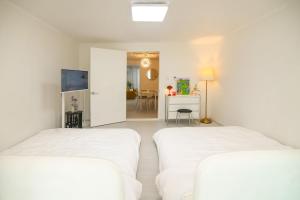 TV a/nebo společenská místnost v ubytování Ongi House