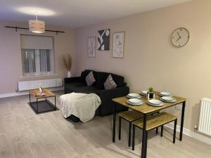 Posezení v ubytování 2 Bed Apartment Free Parking Close to Gatwick + 22 fotografií
