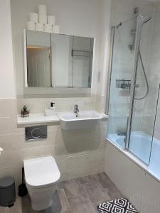 Koupelna v ubytování 2 Bed Apartment Free Parking Close to Gatwick