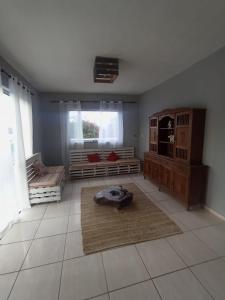 un ampio soggiorno con una grande finestra e un grande tappeto di Sítio Carmo a Ibirité