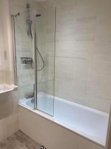 Koupelna v ubytování 2 Bed Apartment Free Parking Close to Gatwick