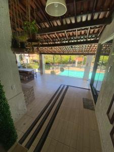 patio esterno con piscina e tavolo di Sítio Carmo a Ibirité