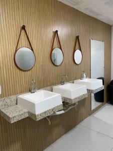 un bagno con due lavandini e due specchi di Sítio Carmo a Ibirité