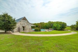 een stenen gebouw met een tennisbaan in een veld bij Sapphire House in Sunnyvale