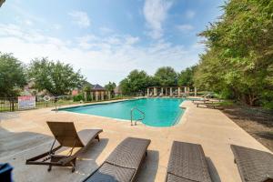 een zwembad met 2 stoelen bij Sapphire House in Sunnyvale