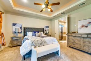 een slaapkamer met een bed en een plafondventilator bij Sapphire House in Sunnyvale +32 foto's