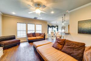 een grote woonkamer met banken en een plafondventilator bij Sapphire House in Sunnyvale