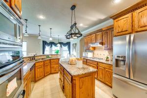 een keuken met houten kasten en een roestvrijstalen koelkast bij Sapphire House in Sunnyvale