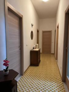 einen Flur mit Tür und Fliesenboden in der Unterkunft Appartamento nel centro di Cassino in Cassino