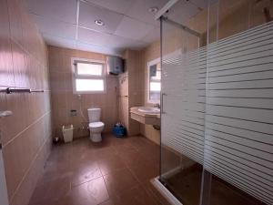 Ένα μπάνιο στο SS-819 AMWAJ 2Bedroom