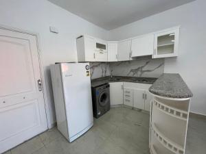 Η κουζίνα ή μικρή κουζίνα στο SS-819 AMWAJ 2Bedroom +4 φωτογραφίες