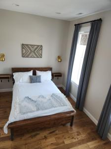 een slaapkamer met een bed en een raam bij 2nd St Loft Riverview in Washington