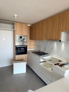 Η κουζίνα ή μικρή κουζίνα στο Acogedor Lindo Dpto Los Castaños, Algarrobo Norte, Piscinas Jacuzzi Gym, Wifi Home Office