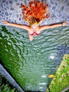 Huéspedes de Madremonte Santa Elena finca con cabaña para 2 con piscina natural