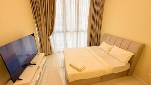 吉隆坡majestic Resort Suites KLCC的小房间设有一张床和一台平面电视 更多46张照片