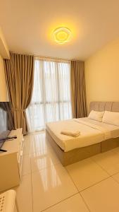 吉隆坡majestic Resort Suites KLCC的卧室里有一张床和一台电视机