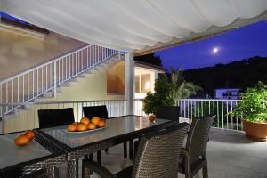 - une table avec un bol d'oranges sur un balcon dans l'établissement Villa Medina, à Cala Sant Vicenç 32 autres photos