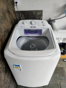 eine Nahaufnahme einer Toilette mit offener Tür in der Unterkunft Loft em rua de comércio em condomínio in Curitiba + 17 Fotos